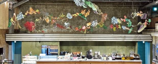 스타벅스 경동1960점 내부. 스크린이 있던 자리가 음료를 만드는 공간으로 바뀌었다.