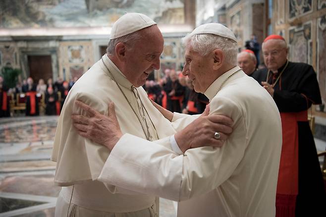 베네딕토 16세 전 교황(오른쪽)가 2016년 6월28일 자신의 사제 서품 65주년 기념식에서 프란치스코 교황을 만나 포옹하고 있다. 로이터연합뉴스