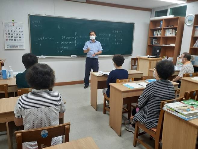 낮에는 제천시청 공무원, 밤에는 야학교사로 봉사하고 있는 김창순 충북 제천시 자연치유특구과장이 정진야간학교에서 학생들을 가르치고 있다. 제천시 제공.