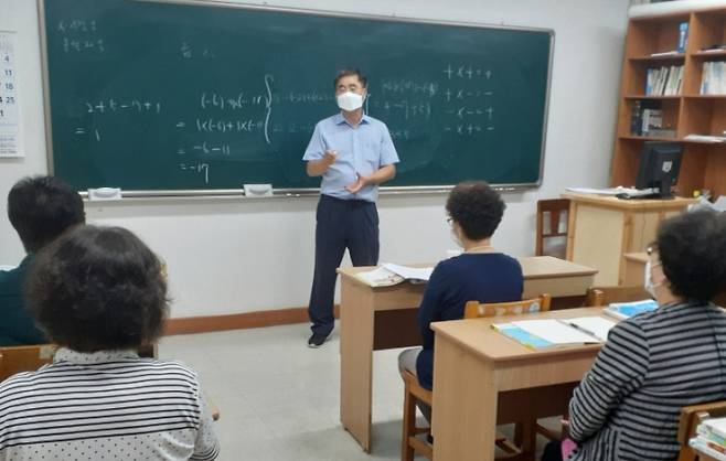 김창순 충북 제천시 자연치유특구과장이 정진야간학교에서 학생들을 가르치고 있다. 제천시 제공