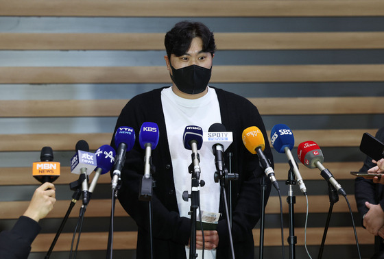 Toronto Blue Jays pitcher Ryu Hyun-jin talks to reporters before flying to the United States on Thursday at Incheon International Airport in Incheon. Ryu, who has been out since June after undergoing Tommy John surgery on his elbow, said his rehab is on schedule and he hopes to return to the mound in July.  [YONHAP]