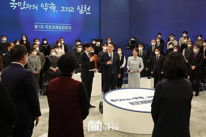 ▲윤석열 대통령은 지난 15일 국민 100명과 만나 국정과제점검회의에 참석했다. 사진=대통령실