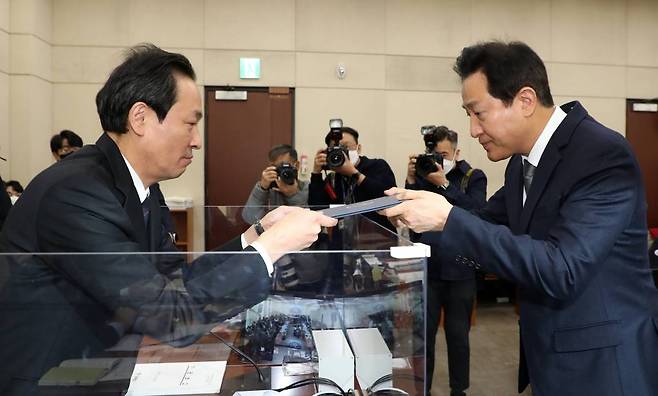 [서울=뉴시스] 이영환 기자 = 오세훈 서울시장이 29일 오전 서울 여의도 국회에서 열린 '용산 이태원 참사 진상규명과 재발방지를 위한 국정조사 특별위원회 전체회의' 2차 기관보고에 참석해 증인선서를 마친 후 우상호 위원장에게 선서문을 제출하고 있다. 2022.12.29.