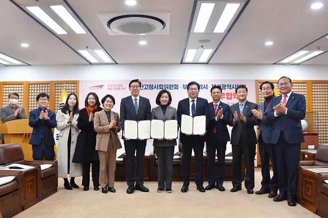 나경원 저출산교령사회위원회 부위원장이 29일 부산을 방문해, 박형준 부산시장, 안성민 부산시의회 의장과 함께 인구구조변화 대응을 위한 업무협약을 체결했다./사진=부산시