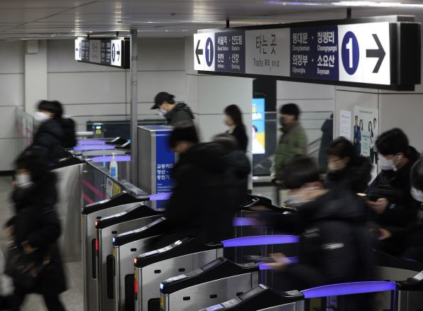 '제야의 종 타종행사'가 열리는 오는 31일 지하철 운행이 2시간 연장된다. 행사가 열리는 1호선 종각역은 두시간동안 무정차 통과한다. 사진은 29일 오전 서울 1호선 종각역에서 시민들이 지하철을 이용하는 모습. /사진=뉴스1