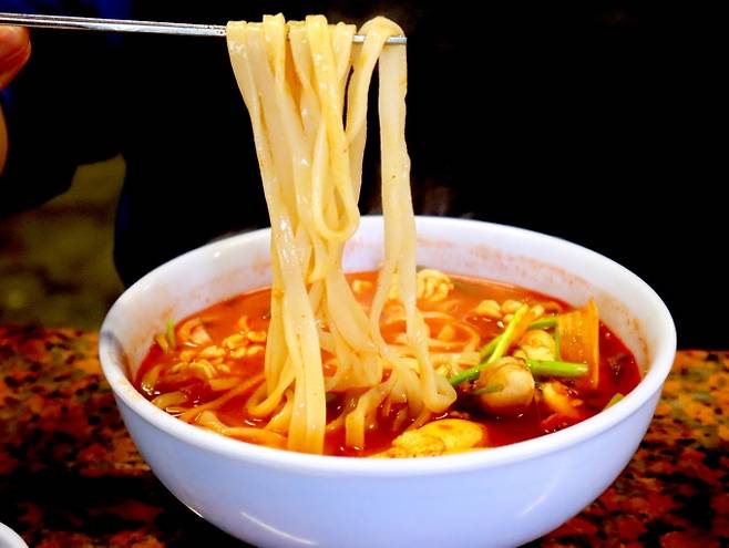 하니칼국수의 대표 메뉴./사진=다이어리알