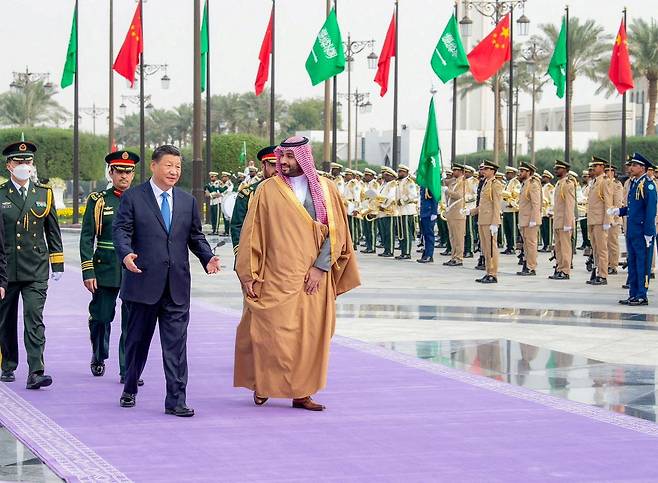 지난 8월 사우디아라비아를 국빈 방문한 시진핑(왼쪽) 중국 국가주석이 무함마드 빈 살만 왕세자의 환대를 받고 있다. 당시 양국은 전략적 동반자 관계를 강화하기로 하고, 에너지·정보통신·건설 분야 등 34개 협정을 체결했다. [로이터]