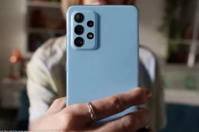 ‘갤럭시 A52S’ 광고 장면. [Samsung India 유튜브 갈무리]