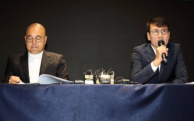 홍은택 카카오 대표와 남궁훈 카카오 비상대책위원회 재발방지대책소위원장이 지난 10월 오전 경기도 성남시 판교 카카오 아지트에서 열린 '데이터센터 화재로 인한 장애' 관련 대국민 기자회견에서 사과를 하고 있다. [연합]