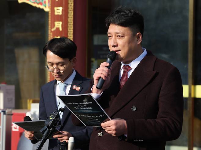 29일 오후 중국이 전세계적으로 운영하는 '비밀 경찰서'의 국내 거점이란 의혹을 받은 서울의 한 중식당에서 식당 대표인 왕해군씨가 의혹에 대한 입장 발표 기자회견을 하고 있다. ⓒ연합뉴스