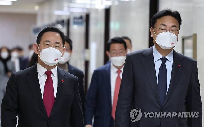 비대위 참석하는 국민의힘 지도부 (서울=연합뉴스) 백승렬 기자 = 국민의힘 정진석 비상대책위원장과 주호영 원내대표 등 지도부가 29일 국회에서 열린 비상대책위원회 회의에 참석하고 있다. 2022.12.29 srbaek@yna.co.kr