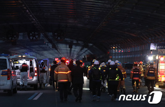 29일 오후 경기도 과천시 갈현동 제2경인고속도로 북의왕IC 인근에서 트럭에 화재가 발생, 출동한 소방대원들이 화재 진압을 마치고 화재현장으로 들어가고 있다. 2022.12.29/뉴스1 ⓒ News1 김영운 기자