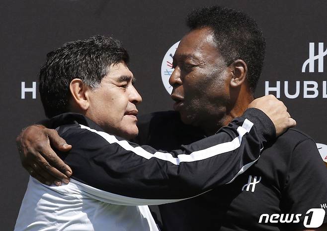 20세기 최고의 축구 선수로 불린 마라도나(왼쪽)와 펠레. ⓒ AFP=뉴스1