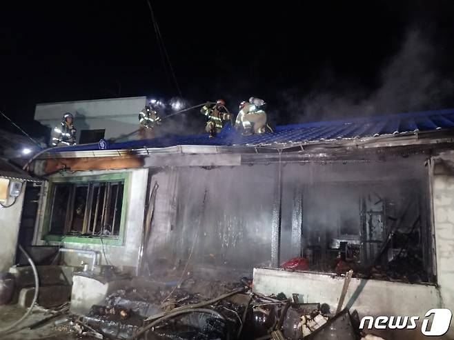 29일 오후 7시19분께 부산 기장군 장안읍 한 단독주택에서 불이 나 소방이 진화하고 있다.(부산소방재난본부 제공)