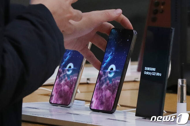 삼성전자의 플래그십 스마트폰 신제품인 '갤럭시S22'. 2022.2.24/뉴스1 ⓒ News1 민경석 기자