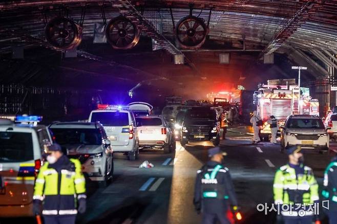 29일 경기 과천 제2경인고속도로 북의왕IC 인근 방음터널 구간에 화재가 발생한 가운데 소방대원과 과학수사 대원들이 현장감식을 하기 위해 이동하고 있다./과천=강진형 기자aymsdream@