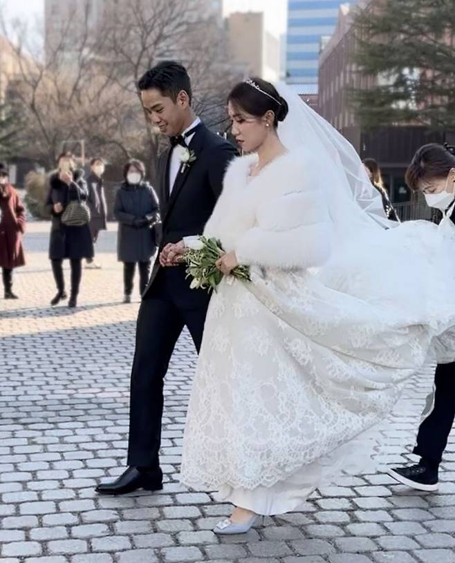 여자골프 세계 랭킹 1위 리디아 고와 정태영 현대카드 부회장의 아들 정준씨가 30일 서울 중구 명동성당에서 열린 결혼식에 입장하고 있다. [이미지출처=연합뉴스]