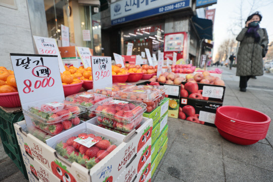 사진은 27일 서울 시내 한 시장에 진열된 과일들.<사진=연합뉴스>