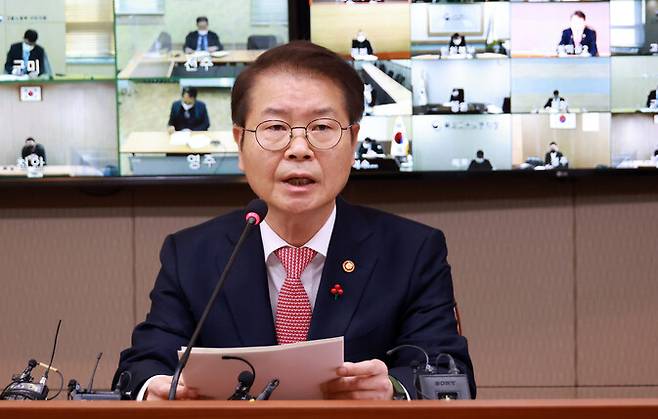 이정식 고용노동부 장관이 30일 영상으로 전국 기관장 회의를 열어 30인 미만 사업장 추가연장근로 일몰 관련 1년간 계도기간을 두겠다는 내용을 밝히고 있다. 고용노동부 제공
