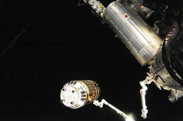 ISS의 캐나담2가 2009년 9월 ISS 근처를 떠다니는 JAXA의 화물선(HTV)을 잡아 ISS에 도킹시키고 있다. 나사 제공