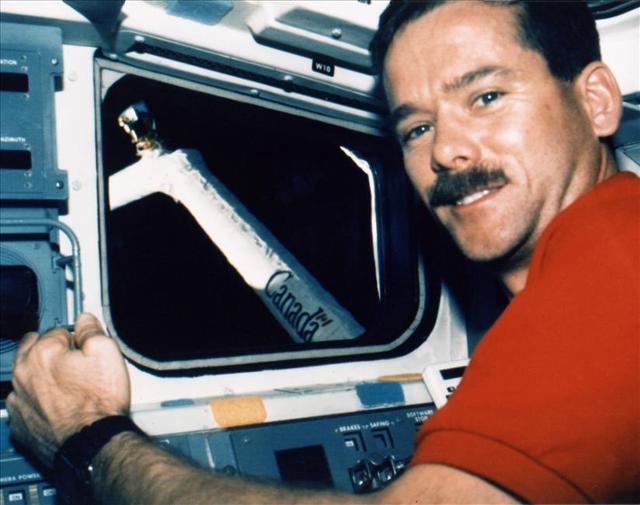캐나다 우주비행사 크리스 해드필드가 1995년 11월 아틀란티스호에서 캐나담1을 조정하고 있다. 나사 제