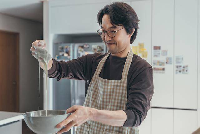 한석규가 드라마 '오늘은 좀 매울지도 몰라'에서 탕수육 튀김 반죽을 하며 웃고 있다. 그가 맡은 창욱은 말기암 선고를 받은 아내를 위해 음식을 준비한다. 중요한 건 꺾이지 않는 마음. 아내의 병마에도 삶에 대한 희망을 놓지 않는다. 왓챠 제공