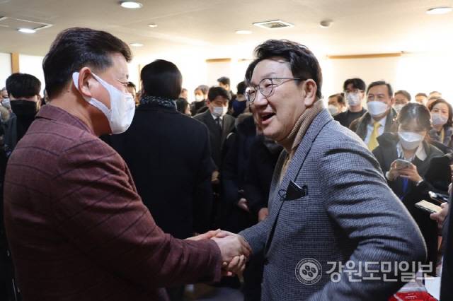 ▲ 권성동 의원이 29일 오후 서울 중앙보훈회관에서 열린 ‘국민캠프‘ 송년회에서 지지자들과 만나 악수하고 있다. 사진/권성동 의원실 제공