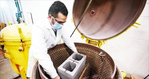 캐나다 스타트업 카비크리트 관계자가 ‘탄소 포집 콘크리트’를 제작하고 있다.  /카비크리트 제공