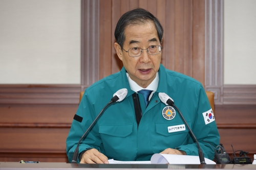 한덕수 국무총리가 30일 정부서울청사에서 열린 코로나19 중대본 회의를 주재하고 있다. 정부는 이날 코로나19 중대본 회의에서 중국발 입국자에 대한 추가 방역 대책을 확정 발표한다. 연합뉴스