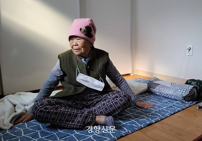 울진 산불 이재민인 엄석(82) 어르신이 지난 30일 27㎡(약 8평) 남짓한 좁은 컨테이너 임시주택 전기장판 위에서 몸을 녹이고 있다. 김현수 기자