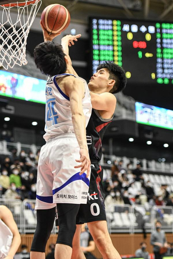 슛을 시도하는 하윤기(오른쪽).   한국프로농구연맹(KBL)