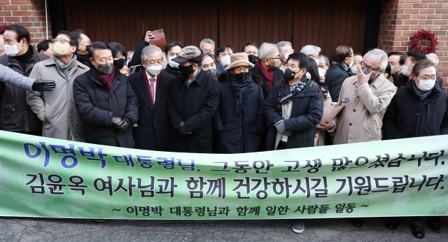 이명박 전 대통령이 서울대병원에서 퇴원한 30일 서울 강남구 소망교회 앞에서 신도들이 이 전 대통령을 맞기 위해 준비하고 있다. 연합뉴스