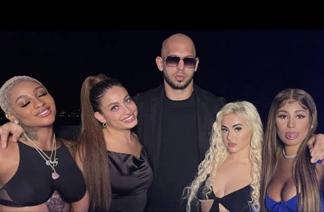 미국의 킥복서 출신 영국계 미국인 앤드류 테이트(가운데)가 방송을 함께 진행하는 진행자들과 서 있다. 앤드류테이트 인스타그램 갈무리