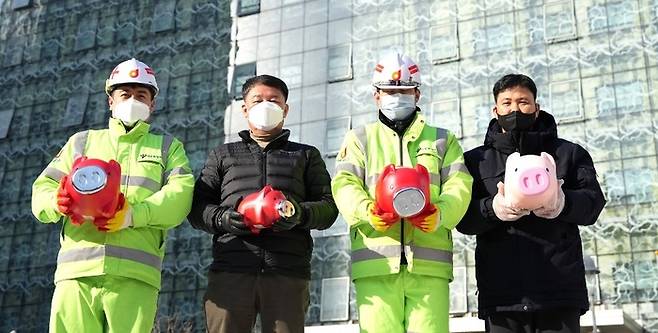 서울 중구청 환경공무관들은 청소하다 주운 동전을 모아 8년 동안 연말에 기부했다. 환경보호를 위해 코를 열고 닫을 수 있는 재활용 돼지저금통에 동전을 담아서 보관했다. [제공 = 서울 중구청]