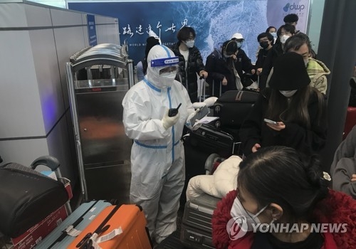 중국 한 공항에서 대기중인 여행객들 [AP = 연합뉴스]