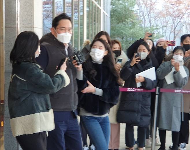 이재용 삼성전자 회장이 30일 서울 강서구 김포비즈니스항공센터를 통해 귀국하고 있다. / 사진= 공동취재단