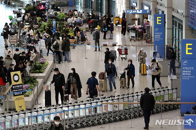 [인천공항=뉴시스] 백동현 기자 = 방역 규제를 완화한 중국에서 코로나19 신규 확진자가 대폭 는 29일 정부는 국가감염병 위기대응 자문위원회를 통해 중국에서 입국하는 모든 사람에게 코로나19 신속항원검사를 받게 할 방침인 것으로 알려졌다. 중국 대상 추가 방역 조치를 논의한 뒤 내일 최종 방안을 발표할 예정이다. 사진은 이날 오전 인천국제공항 제1여객터미널에서 입국자들이 이동하는 모습. 2022.12.29. livertrent@newsis.com