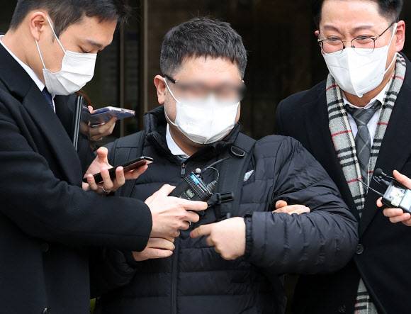 대장동 개발 로비·특혜 의혹 사건 첫 정식 공판이 시작된 10일 서울 서초구 서울중앙지법에서 정영학 회계사가 법정을 나서고 있다. 2022.1.10 연합뉴스