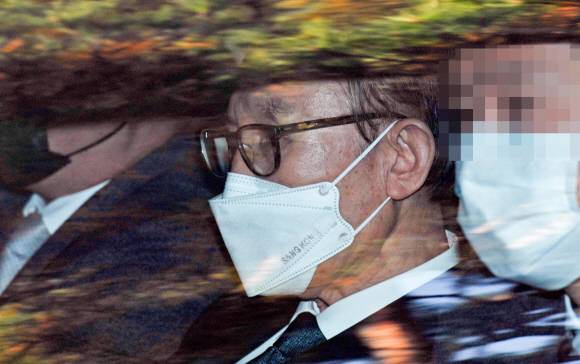 - 자동차 부품회사 ‘다스’의 회사 자금을 횡령하고 삼성 등으로부터 거액의 뇌물을 받은 혐의 등으로 지난달 29일 대법원 상고심에서 징역 17년형이 확정돼 동부구치소에 재수감되는 이명박 전 대통령이 2일 서울 강남구 논현동 자택에서 서울중앙지검에 출석하기 위해 나서고 있다.정연호 기자 tpgod@seoul.co.kr