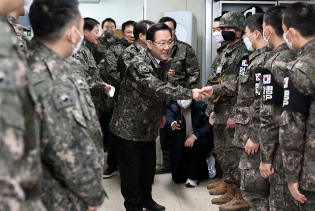 주호영 국민의힘 원내대표와 의원들이 30일 경기도 연천군 5사단 독수리여단 철권대대 C중대를 찾아 장병들과 악수하고 있다./연천=권욱 기자 2022.12.30