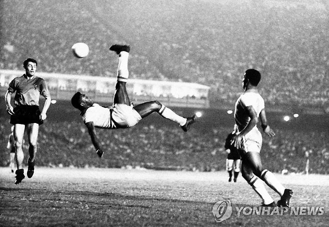 펠레의 환성적인 오버헤드 킥 장면. [AP=연합뉴스]