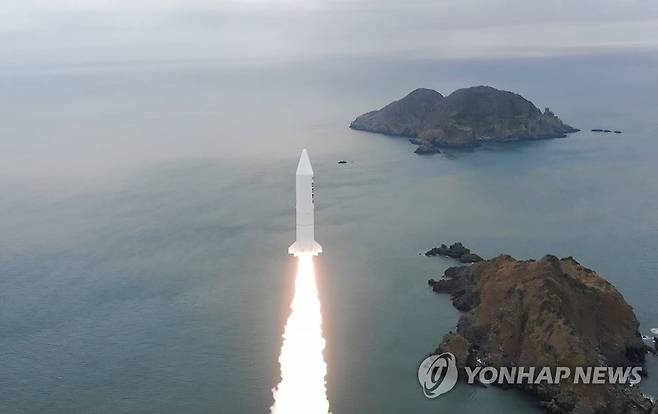 '고체연료 우주발사체' 첫 시험발사 성공 (서울=연합뉴스) 순수 우리 기술로 개발한 '고체 추진 우주발사체'의 첫 시험발사가 성공했다. 국방과학연구소(ADD)는 30일 ADD 종합시험장에서 서욱 국방부 장관 및 각 군 주요 인사들이 참석한 가운데 고체 추진 우주발사체의 성능 검증을 위한 첫 번째 시험발사에 성공했다고 밝혔다. 사진은 이날 국방부가 공개한 고체 추진 우주발사체 발사 순간 모습. 2022.3.30 [국방부 제공. 재판매 및 DB 금지] photo@yna.co.kr