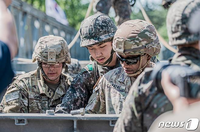 한미연합 공병 상용교량 구축훈련. (육군 제공) 2022.8.26/뉴스1