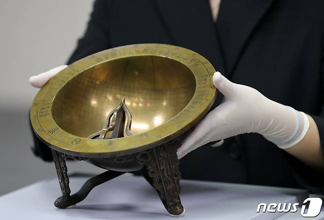 문화재청 관계자가 17일 오후 서울 종로구 세종로 국립고궁박물관에서 열린 조선의 해시계 '앙부일구' 환수 언론공개회에서 앙부일구를 공개하고 있다. 2020.11.17/뉴스1 ⓒ News1 임세영 기자
