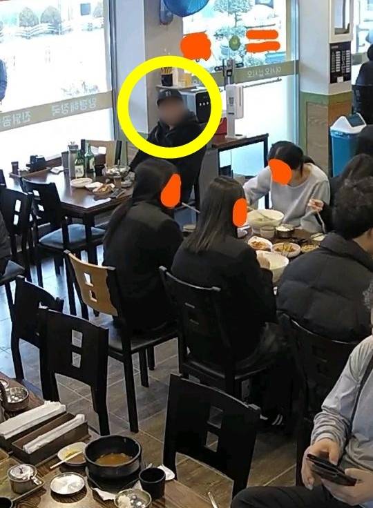 대전의 한 해장국집에서 손님이 몰린 틈을 타 계산을 하지 않고 달아난 남성. ('보배드림' 갈무리)
