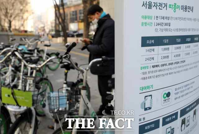 대중교통 요금 인상에 이어 서울시 공공자전거 따릉이 요금이 오른다는 소식이 들리면서 시민들은 불만을 토로하고 있다. 30일 오전 서울 마포구 마포역 인근 대여소에 따릉이 이용 가격표가 붙어 있다. /뉴시스