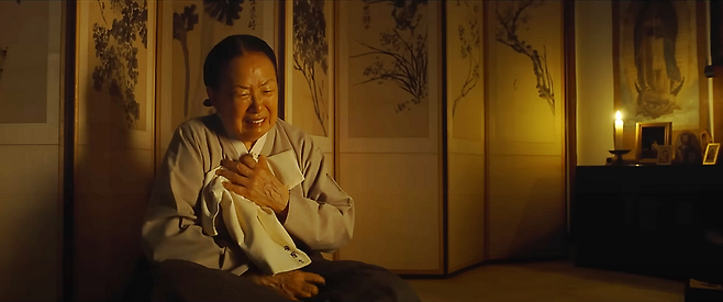 영화 '영웅' 최고의 명장면. 나문희가 배냇저고리를 안고 노래하는 대목이 객석을 울음바다로 만든다. /CJ ENM