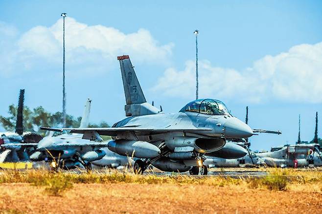 지난달 추락한 공군 전투기와 같은 KF-16 기종. /공군