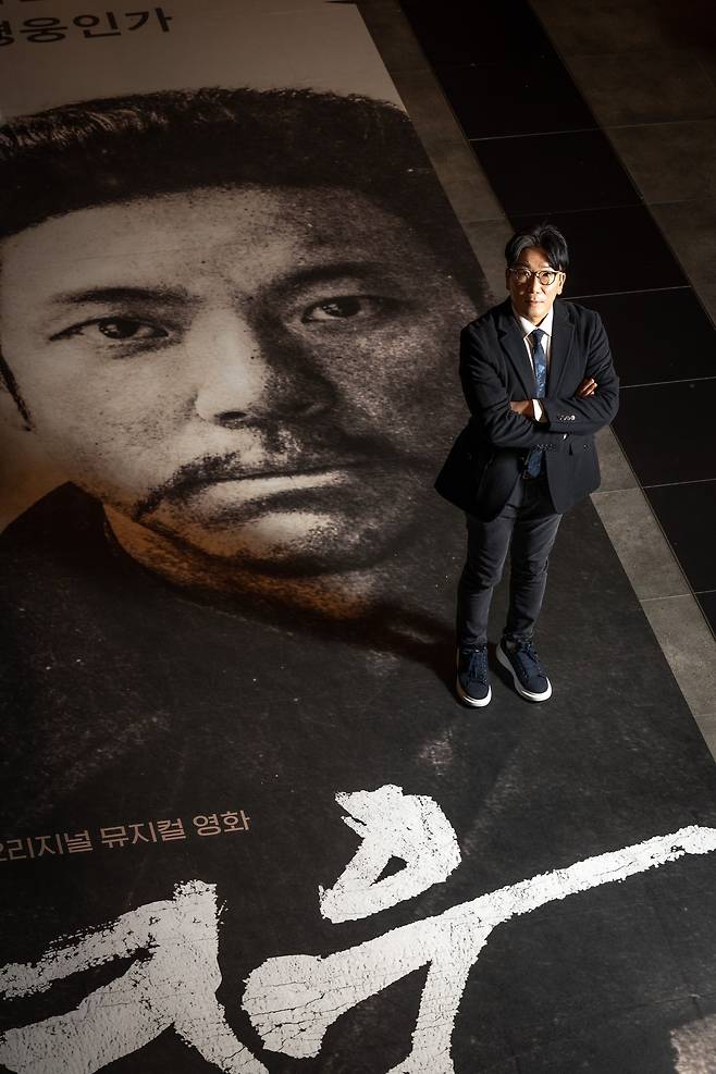 영화 '영웅'이 개봉한 21일 서울 용산 CGV에서 만난 윤제균 감독이 영화 포스터에 그려진 안중근 의사를 배경으로 서 있다. 윤 감독에게 영화 '영웅'을 누가 많이 봤으면 하느냐고 묻자, 2030 청년들과 정치인들이라고 했다. "특히 이 나라 정치인들은 조국을 진정으로 위하는 게 무엇인지 안중근 의사의 삶을 보며 돌아보길 바란다"고 했다. /이신영 영상미디어 기자