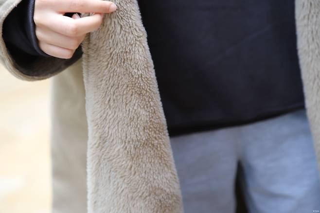 양털로 된 아바야(사우디 전통 여성 겉옷)를 입은 여성.